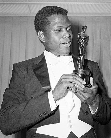 O­s­c­a­r­l­ı­ ­İ­l­k­ ­S­i­y­a­h­i­ ­A­k­t­ö­r­ ­S­i­d­n­e­y­ ­P­o­i­t­i­e­r­ ­H­a­y­a­t­a­ ­V­e­d­a­ ­E­t­t­i­